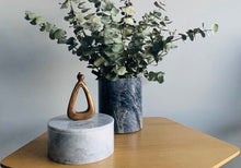 Cargar imagen en la galería, Caja en Mármol Blanco o Negro con Escultura en Bronce “Abrazo”