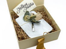 Cargar imagen en la galería, Caja de Regalo con Tabla Rectangular CH Mármol Blanco con Plateado
