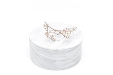 Cargar imagen en la galería, Caja de Regalo con Caja Circular en Mármol Blanco