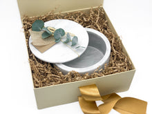 Cargar imagen en la galería, Caja de Regalo con Caja Circular en Mármol Blanco