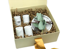Cargar imagen en la galería, Caja de Regalo con Set de 4 Tequileros en Mármol Blanco