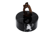 Cargar imagen en la galería, Caja en Mármol Blanco o Negro con Escultura en Bronce “Maternidad”