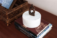 Cargar imagen en la galería, Caja en Mármol Blanco o Negro con Escultura en Bronce “Maternidad”