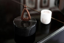 Cargar imagen en la galería, Caja en Mármol Blanco o Negro con Escultura en Bronce “Abrazo”