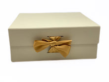 Cargar imagen en la galería, Caja de Regalo con Tabla Rectangular CH en Mármol Negro
